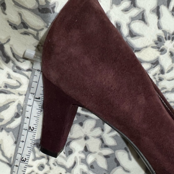 Easy Spirit size 8 W burgundy / wine suede pumps - Picture 14 of 14
